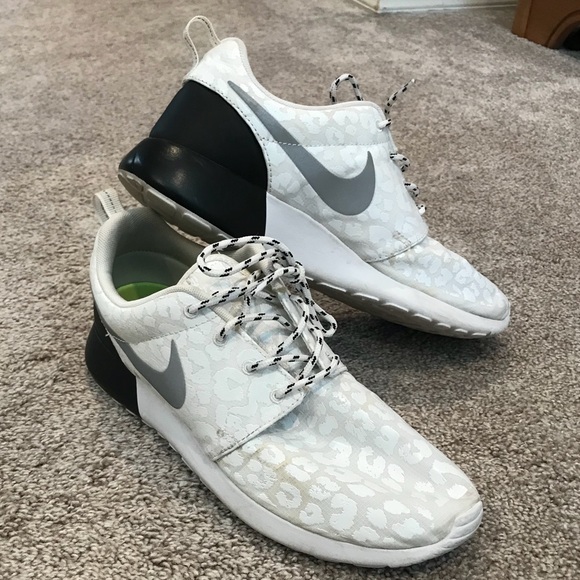 Nike Shoes - Nike Roshe